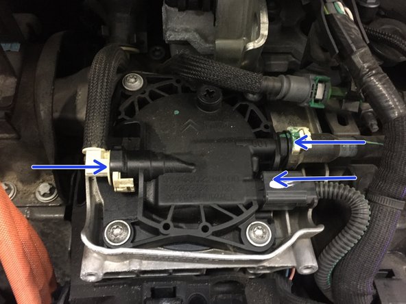 
Reconnect the fuel hoses and the sensor by clipping them
