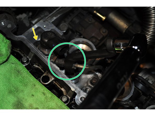 
Tighten the high pressure line nut with a torque wrench. The tightening torque for the high pressure nuts is 2.5 daN.m
