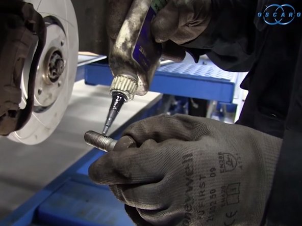 Passer du filet bleu sur le pas de vis des deux vis