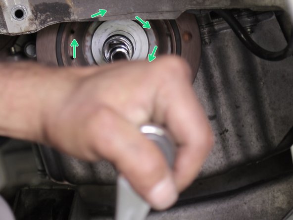 Tourner le vilebrequin dans le sens horaire (4 tours moteur soit 8 tours du vilebrequin) afin que tous les crans de la courroie de distribution prennent leur place