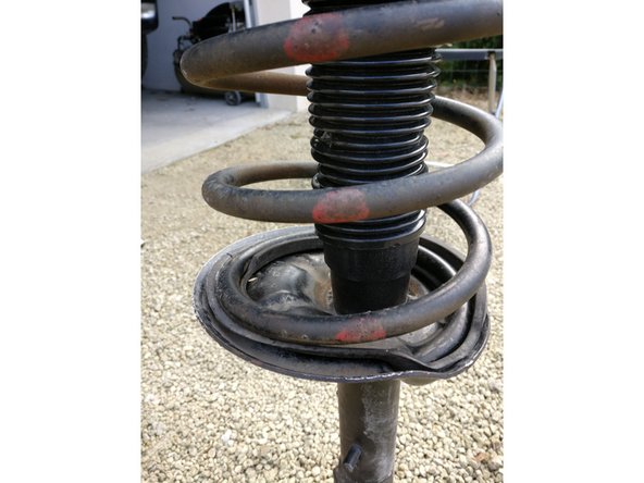 Certains ressorts ont un marquage rouge qui indique l'emplacement pour mettre le compresseur