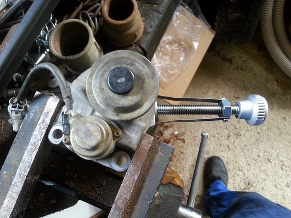 Voici le support de filtre démonté. la pompe d’amorçage (flèche rouge) pour la suite du tutoriel