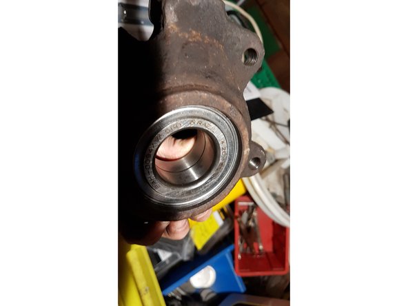 Une fois le roulement mis jusqu'à la gorge, il n'y a plus qu'à remettre le nouveau circlip fournit avec le kit.