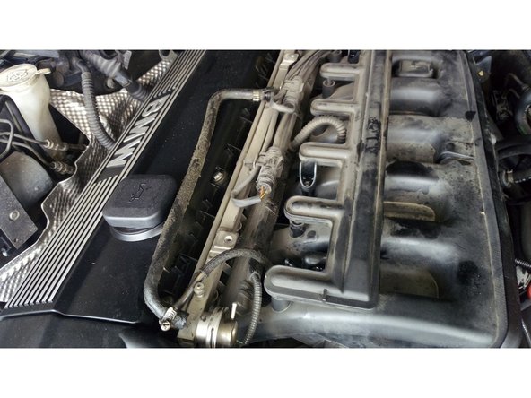 Toute les durites supérieurs sont déconnectées, nous pouvons désormais remplacer le séparateur d'huile !