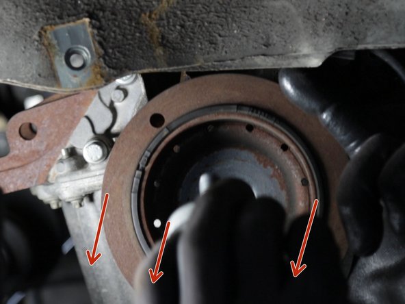 Bloquer le moteur avec un tournevis au niveau de la couronne du démarreur (notamment pour les boîtes automatiques) pour faciliter le desserrage