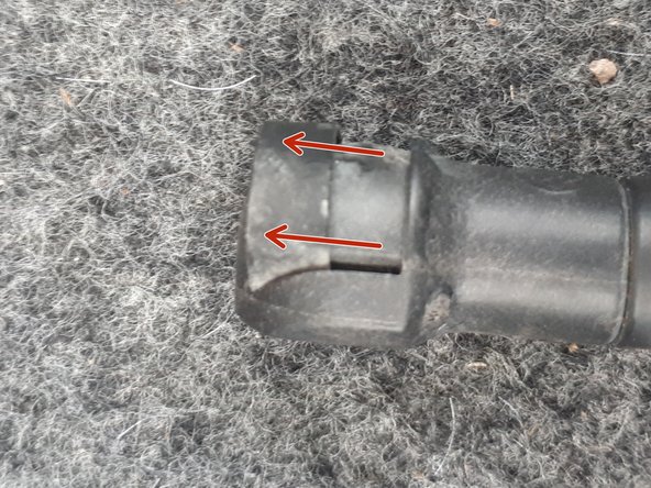 Préparer les nouveaux vérins afin de faciliter la mise en place puis remettre le clip en bas