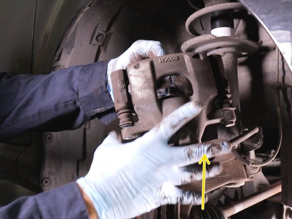 Placez la chape et l'étrier sur le ressort afin d'éviter de tendre le câble de frein