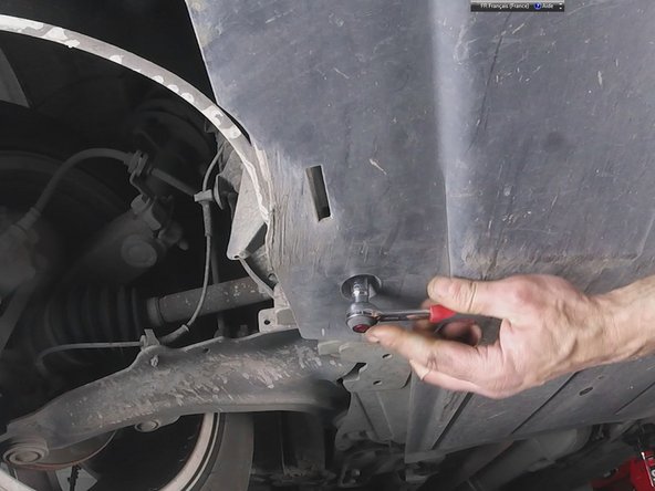 Re-vissez toutes les vis qui maintiennent la plaque