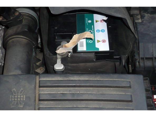 Brossez l'intérieur des prises qui iront sur les cosses avec une petite brosse métallique ou une toile émeri.