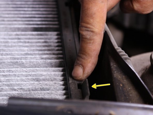 Verrouiller les deux attaches de chaque coté du filtre d'habitacle