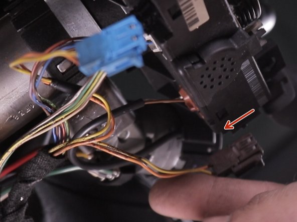 Retirer le connecteur marron en le poussant avec le doigt