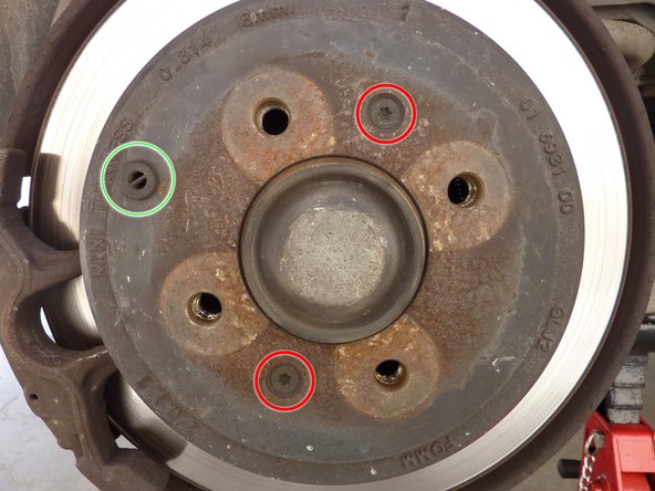Avec une pince à bec, retirer l'obturateur en caoutchouc (repère vert).