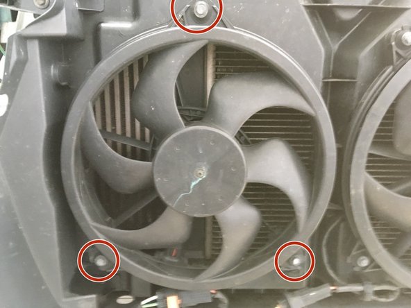 Retirer les 7 vis des deux ventilateurs