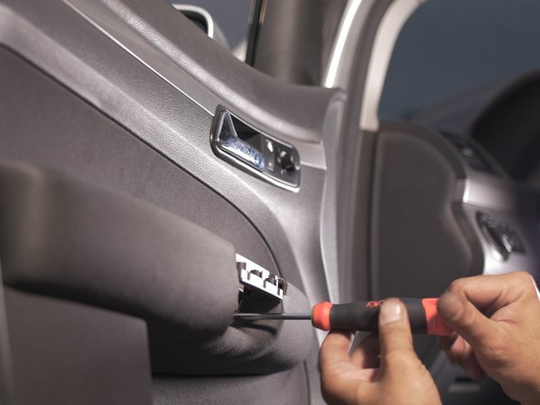 Replacer et revisser les 2 vis de la poignée à l'aide du tournevis Torx 30