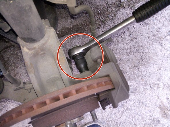 Devisser l'étrier à l'aide du clé de 13mm, il y a deux boulons