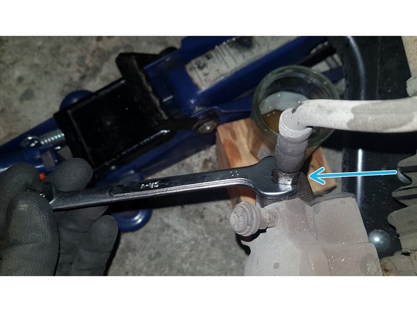 Avec une clé à tuyauter de 13mm dévissez le flexible côté châssis.