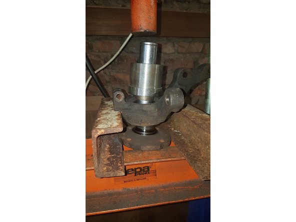 Avec la presse, faites sortir le moyeu