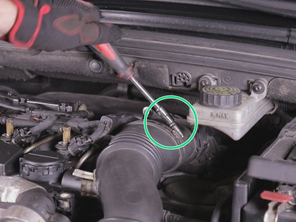 Desserrer le premier collier d'entrée d'air du turbo puis le second collier