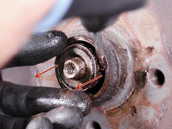 Sortez le roulement extérieur du tambour à l'aide d'un tournevis plat ou de la pince multiprise