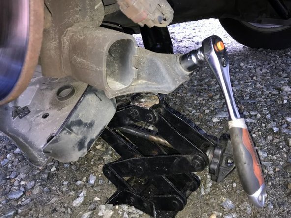 Insérer le nouveau amortisseur et placer le boulon et son écrou sans le serrer complètement.