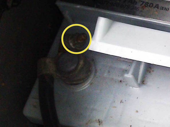 Attention : Il faut toujours retirer la borne négative en premier afin d’éviter un court-circuit avec la masse de la carrosserie.