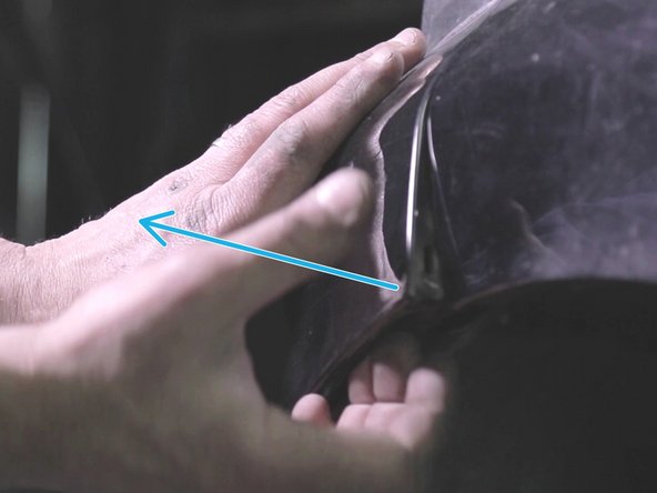 Tenir fermement le pare-choc par le milieu et tirer dessus pour le déboîter sans le retirer