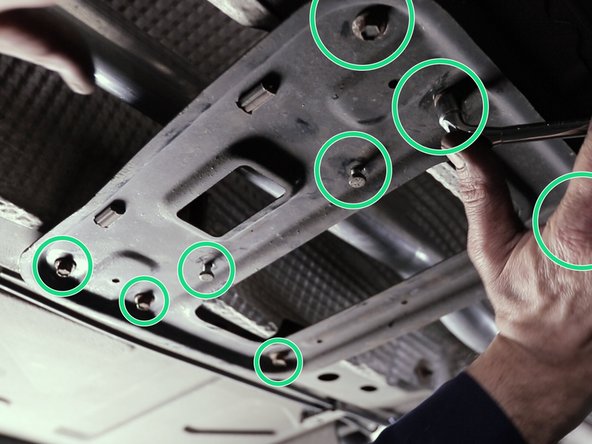 Replacer la plaque avec les silentblocs et resserrer les huit écrous