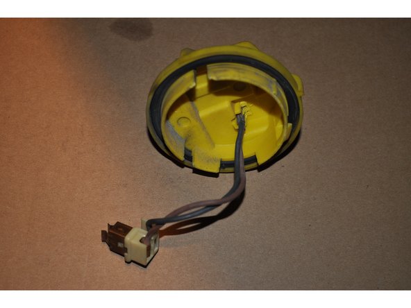 Appuyer puis écarter vers l’extérieur les deux clips de maintien de l'ampoule