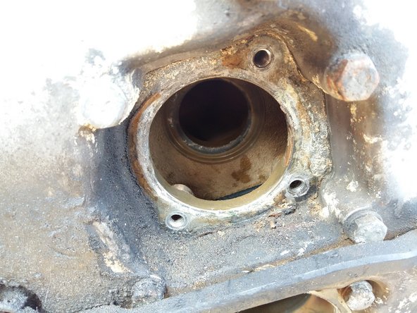 Nettoyer le plan de joint de la pompe à eau