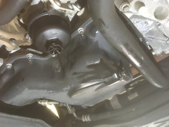 Remonter le filtre sur le véhicule, en commençant à le serrer à la main et finir le serrage à l'aide du cliquet