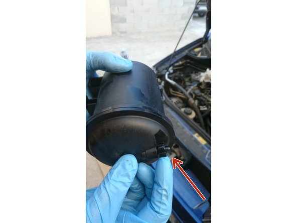 Avant de remettre en place le nouveau filtre il faut desserrer d'1/2 tour la vis de purge en dessous du filtre. Repositionner le filtre sur son support et rebranchez les durites.