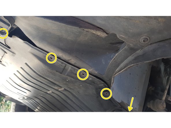 Avec une douille Torx T25 retirez toutes les vis puis les carters.