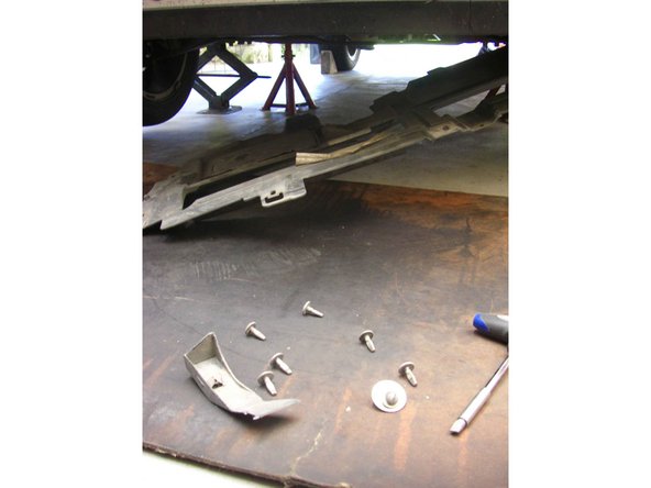 1- Enlever le panneau de protection sous le moteur.