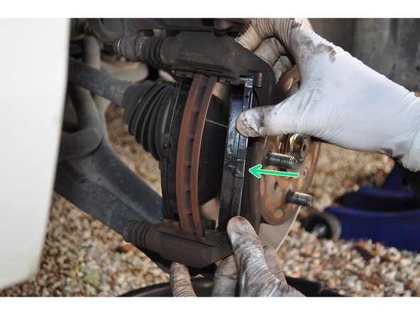 
Install the brake pads one after the other.
