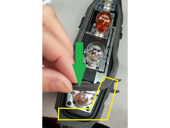 vérifier et replacer correctement le joint dans la gorge du support d'ampoule.