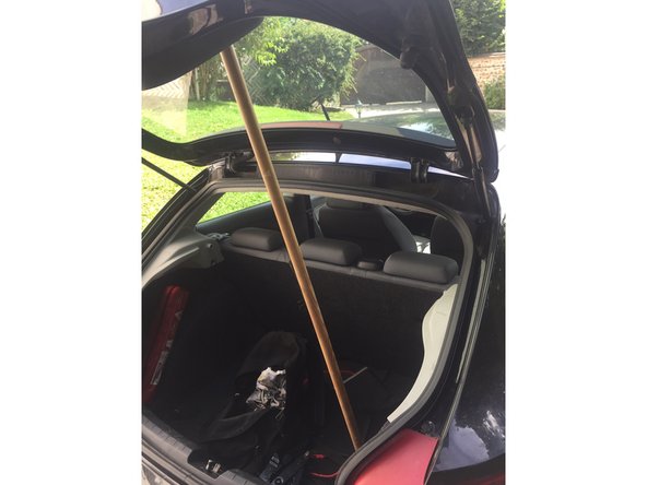 Bloquer le hayon du coffre avec le balai