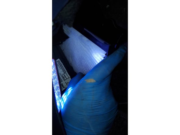 Photo 3, placez à présent votre nouveau filtre en levant l'arrière afin de le rentrer sans accrocs.