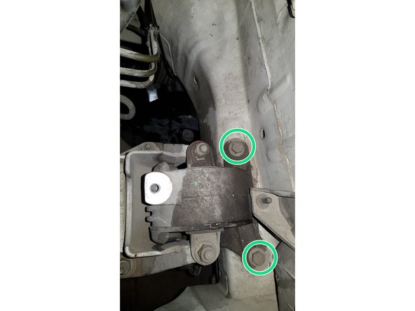 Avec une douille longue de 17mm retirez les goujons qui maintiennent la boîte et son support ensemble.