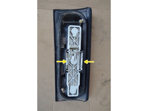 Pour poser la platine sur le feu neuf il faut la présenter puis la pousser.