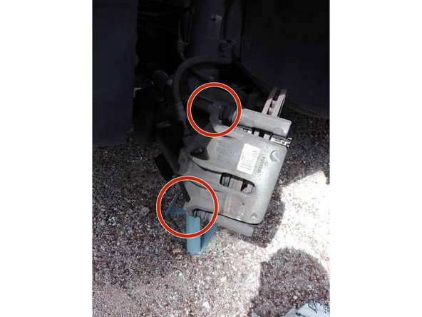 Dévissez les deux boulons de 13 qui tiennent l'étrier.