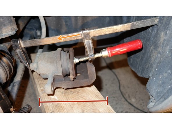 Placer l'étrier sur une cale suffisamment haute pour que la durite de frein ne soit pas tendue.
