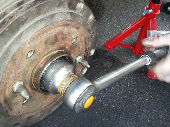 L'écrou est très fortement attaché, ne pas hésiter à forcer pour dévisser