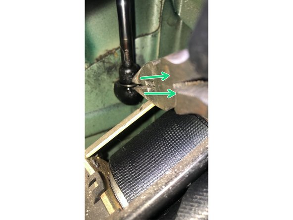 Sortir le clips en le tirant vers sois