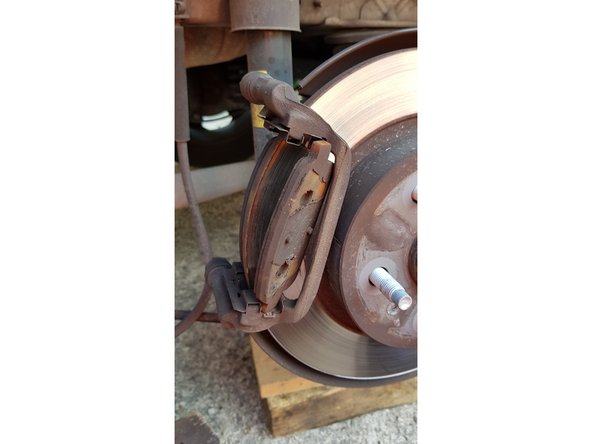 Avec votre tournevis plat, retirez les plaquettes de frein.