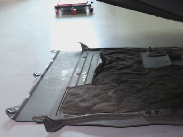 Positionner la plaque sous la voiture