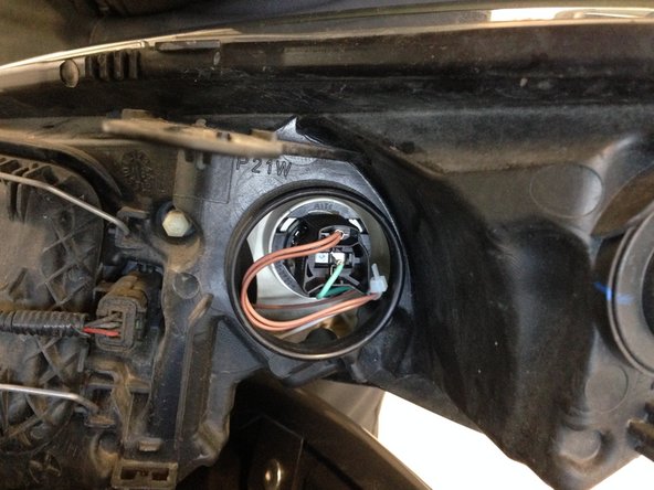 Re-monter le support d'ampoule en faisant un 1/4 de tour dans le sens inverse du démontage