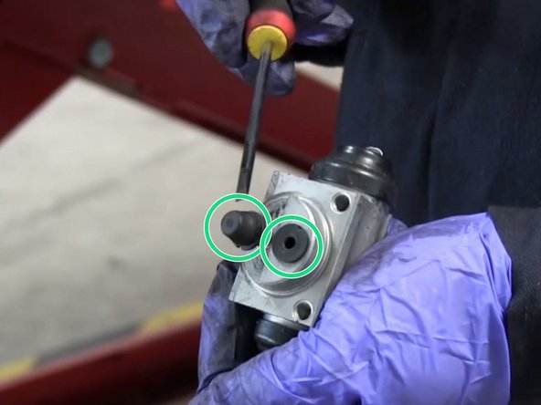 Retirer les deux caoutchouc du cylindre de de roue