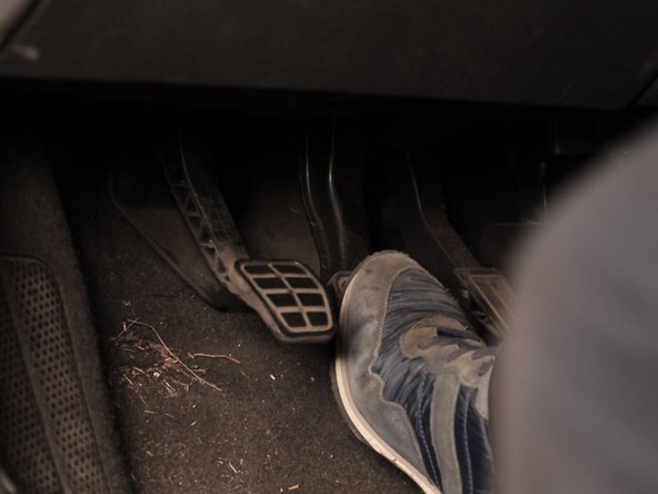 Appuyez sur la pédale de frein à répétition pour rapprocher les mâchoires du tambour avant de prendre la route