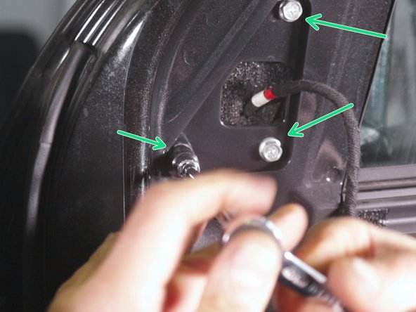 Al'aide d'un petit cliquet et d'une douile de 10 desserrer les trois vis retenant le rétroviseur