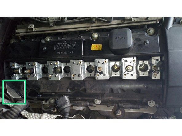 Écarter les câbles électriques de leur emplacement (inférieur gauche sur la photo 2)